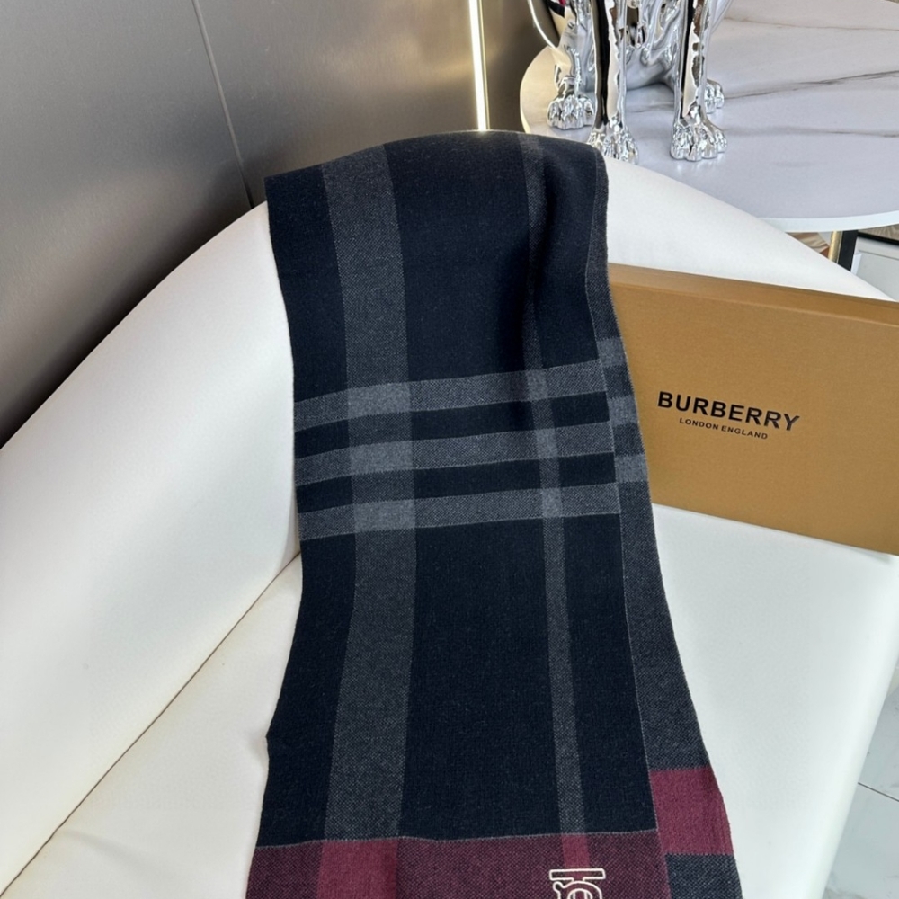 Burberry women's fashion knitted scarf - Picture 7 of 8